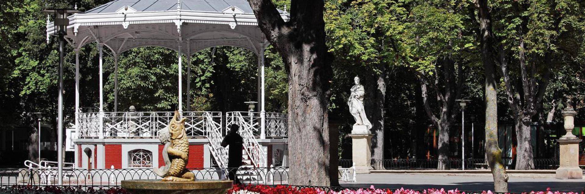 Lorategi erromantikoa hiriaren bihotzean
