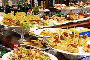 Familia de pintxos en una taberna vasca