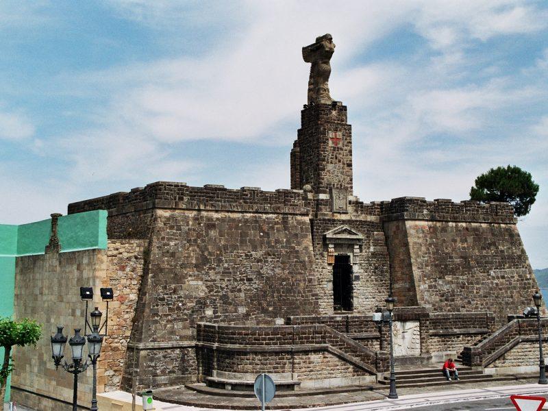 Monumento_a_Elcano_en_Getaria_(Gipuzkoa)