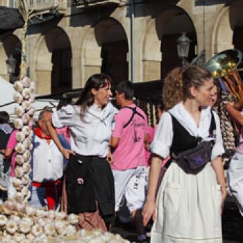 Día Del Blusa Y La Neska Turismo En Euskadi País Vasco